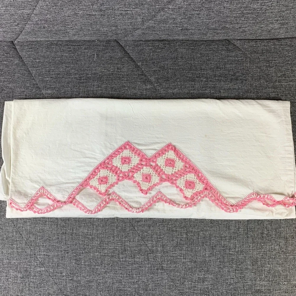Vtg Hand Crochet Trimmed Set of 2 Pillowcase With Pink Diamond Standard/Queen
